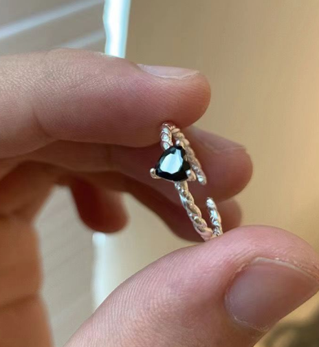 Anillo S925 de Plata Esterlina con Zirconia Negra y Diseño de Torsión de Amor