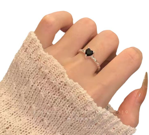 Anillo S925 de Plata Esterlina con Zirconia Negra y Diseño de Torsión de Amor