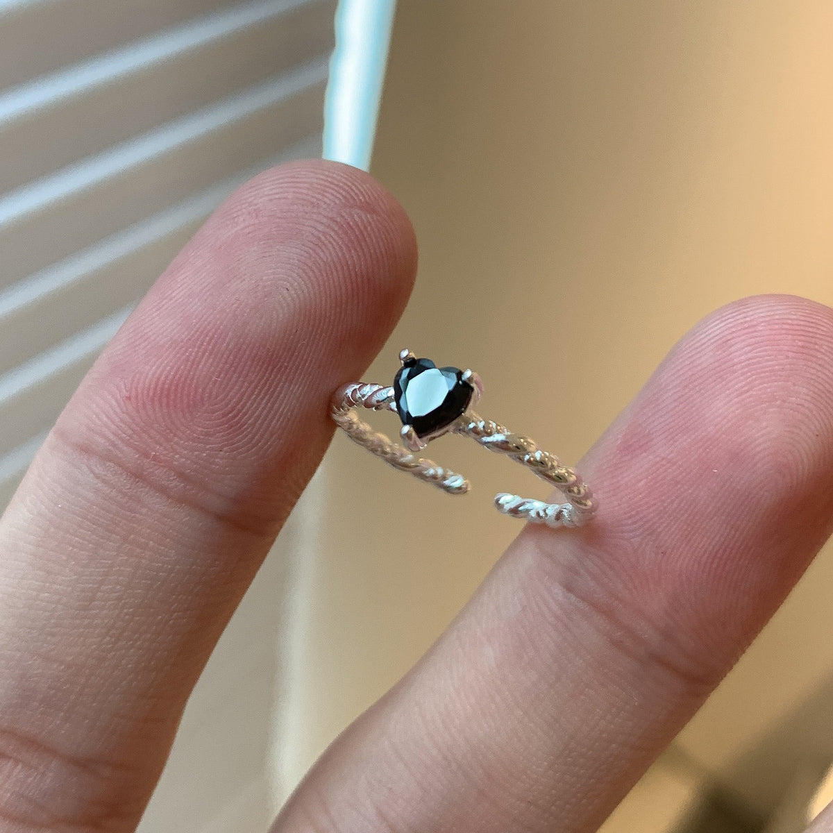Anillo S925 de Plata Esterlina con Zirconia Negra y Diseño de Torsión de Amor