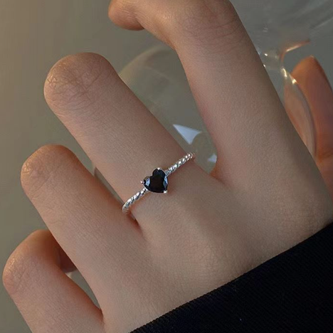 Anillo S925 de Plata Esterlina con Zirconia Negra y Diseño de Torsión de Amor